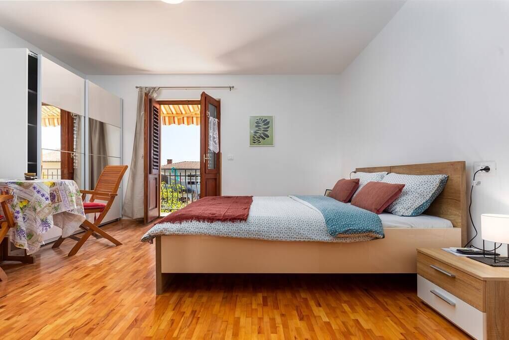 1 habitación, escritorio, tabla de planchar con plancha y wifi 