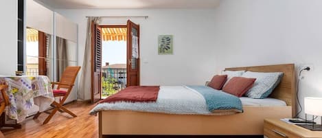 1 habitación, escritorio, tabla de planchar con plancha y wifi