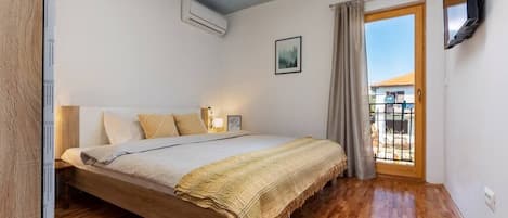 1 bedroom, desk, iron/ironing board, WiFi