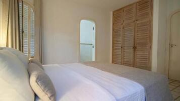 Quarto casal standard | Ferros/tábuas de passar roupa, Wi-Fi de cortesia, roupa de cama