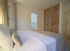Quarto casal standard | Ferros/tábuas de passar roupa, Wi-Fi de cortesia, roupa de cama