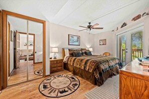 2 bedrooms, iron/ironing board, free WiFi, bed sheets - mtn view • free Dollywood tckt (Bears Down Under) (Gatlinburg)