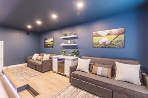 Televisión, chimenea y oficina