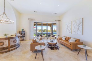 Smart-TV, Kamin, Videospiele, Bücher