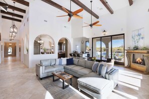 Televisio, takka, työhuone