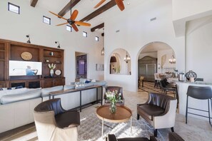 Smart-TV, Kamin, Videospiele, Bücher