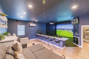 Smart-tv, een open haard, videospelletjes en boeken
