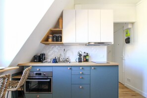 Fridge, microwave, oven, coffee/tea maker - Charming 2-Room 21m², Comfort, Sacré-Cœur View (Paris)