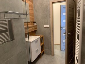 Douche, sĂšche-cheveux, serviettes fournies, papier toilette