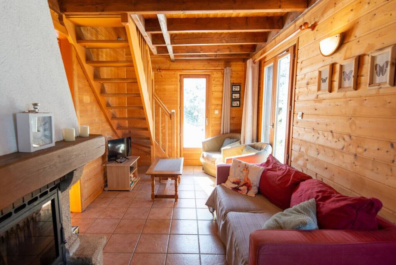 Smart TV, caminetto, lettore DVD