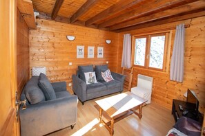 Smart TV, fireplace, DVD player
