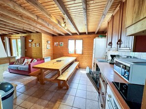 Réfrigérateur, micro-ondes, cafetière/bouilloire, chaise haute