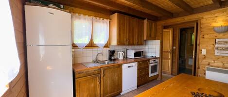 Réfrigérateur, micro-ondes, cafetière/bouilloire, chaise haute