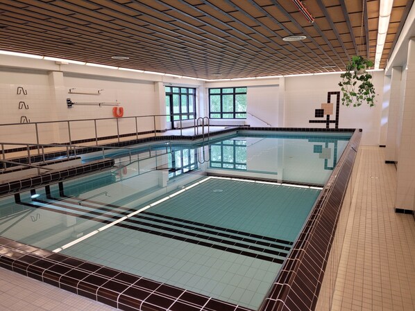 من حمّامات السباحة المغطاة