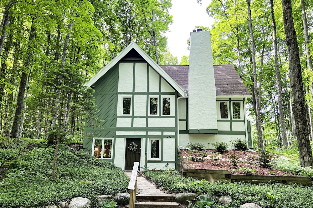 Up North Getaway, Close to Nub's Nob, The Highlands + Little Traverse Bay