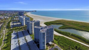 Un hôtel de grande hauteur offrant une vue sur une plage et une étendue d’eau.