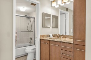 Douche, sèche-cheveux, serviettes fournies