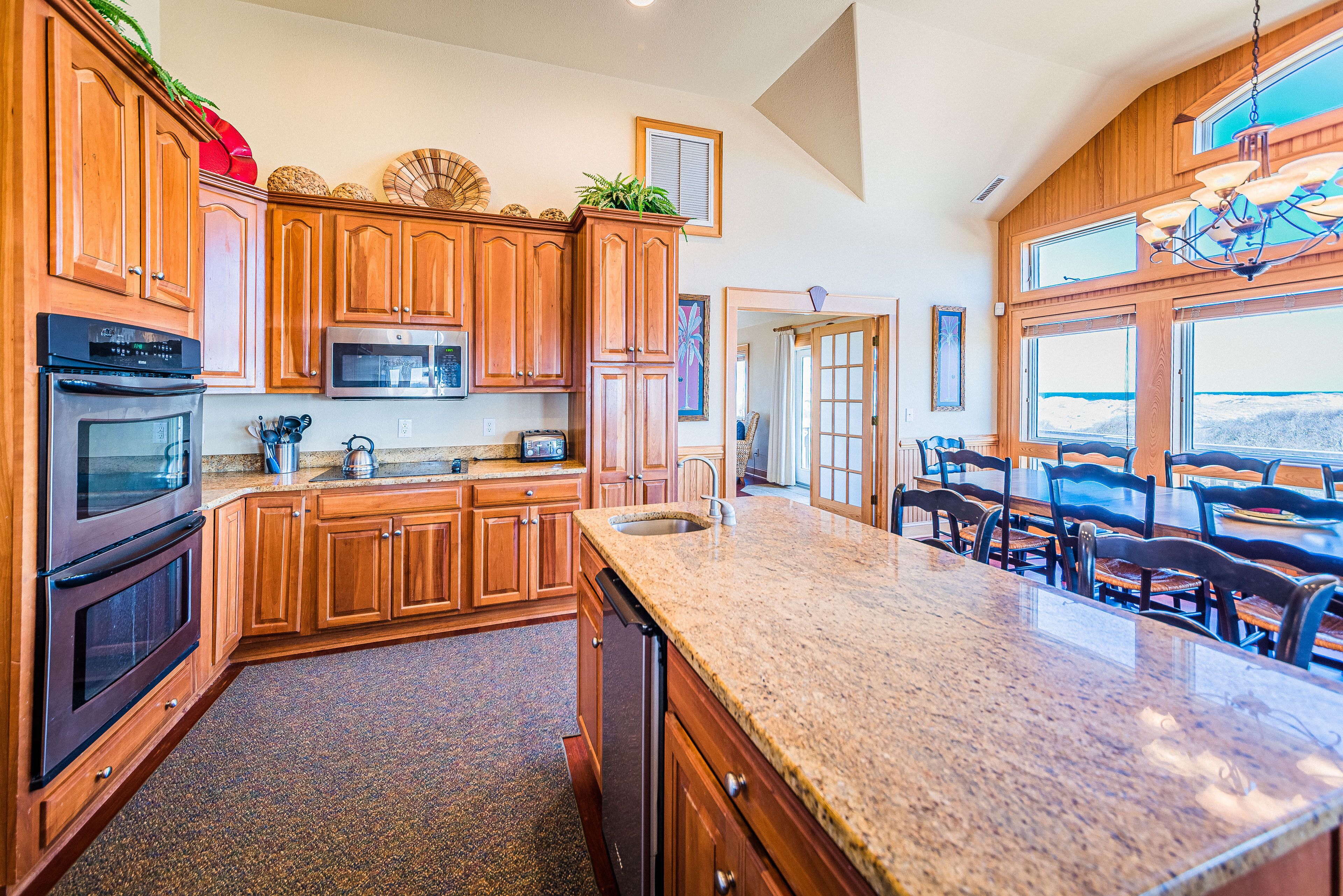 C9136 Blue Moon. 4x4 Area, Ocean Views, Pool, Hot Tub, Pets OK