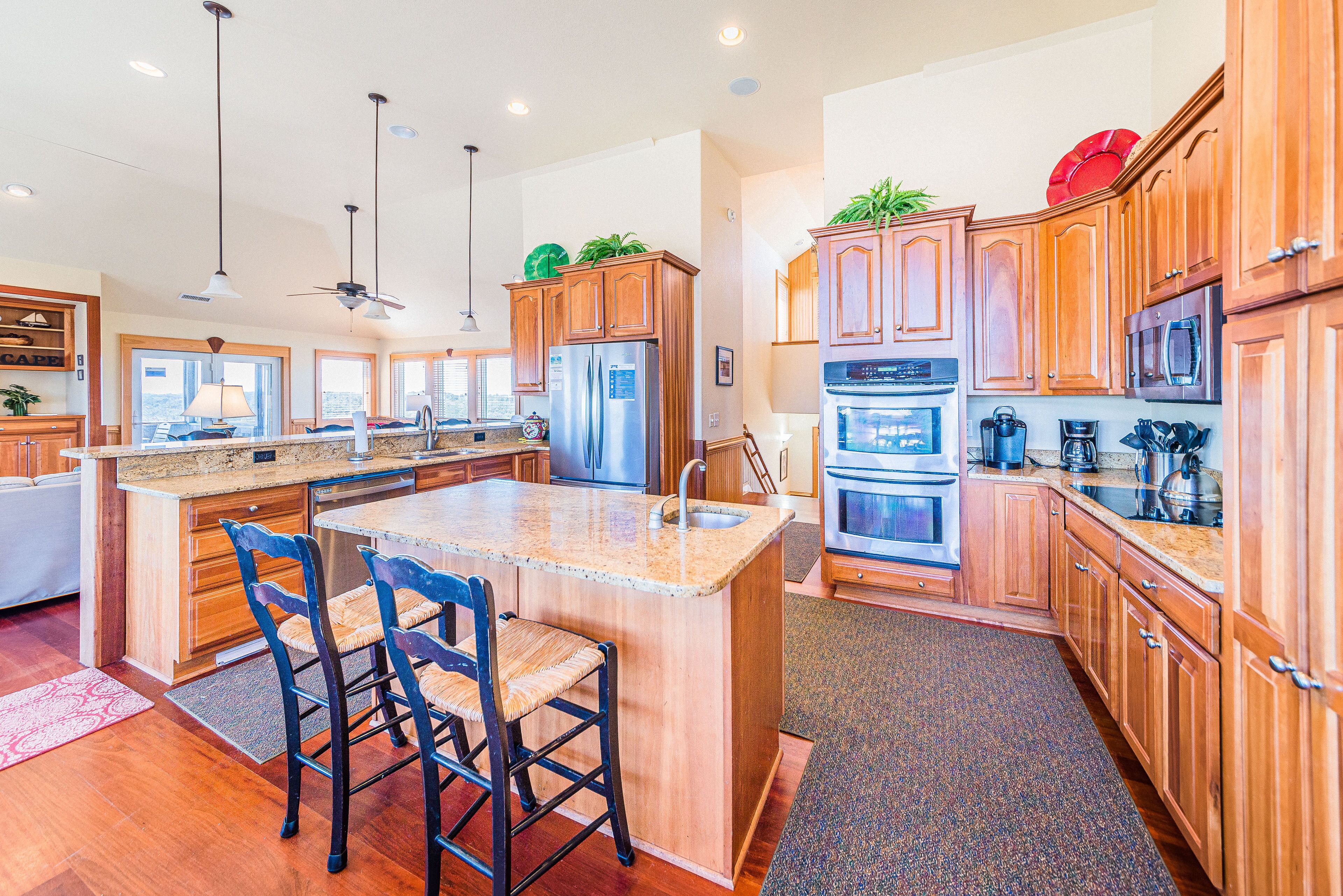 C9136 Blue Moon. 4x4 Area, Ocean Views, Pool, Hot Tub, Pets OK