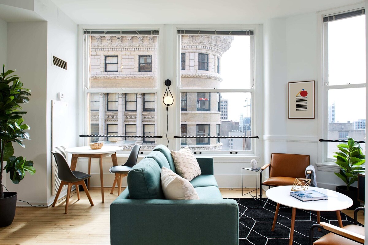 Spectacular Corner 3BR in the Loop | City Views