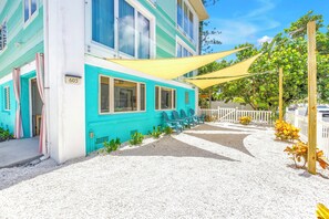 Property grounds - Gertrude's Siesta | 1 min walk to Beach Path | Free Bikes, Boards & Trolley! (Siesta Key)