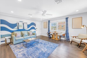 Smart TV - Gertrude's Siesta | 1 min walk to Beach Path | Free Bikes, Boards & Trolley! (Siesta Key)