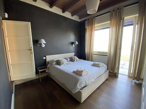 2 bedrooms, iron/ironing board, travel crib, free WiFi - GREAT VIEW HOUSE - LAKE MAGGIORE 10 MINUTES FROM STRESA AND THE BORROMEE ISLANDS (Calogna)