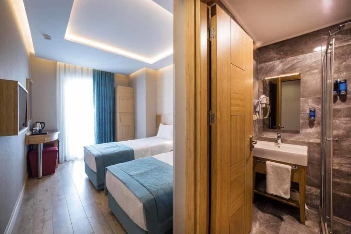 Standard Twin Room | Minibar, in-room safe, soundproofing, WiFi (free)