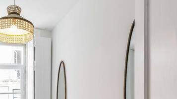 2 habitaciones, escritorio y tabla de planchar con plancha