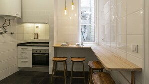 Kaffetrakter/tekoker, kjøleskap, mikrobølgeovn og ovn