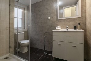 Chuveiro, secador de cabelo, toalhas de banho 