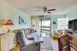 Flat-screen TV, fireplace, DVD player, books - New Screened Deck With Views To The Ocean (St. Helena Island)