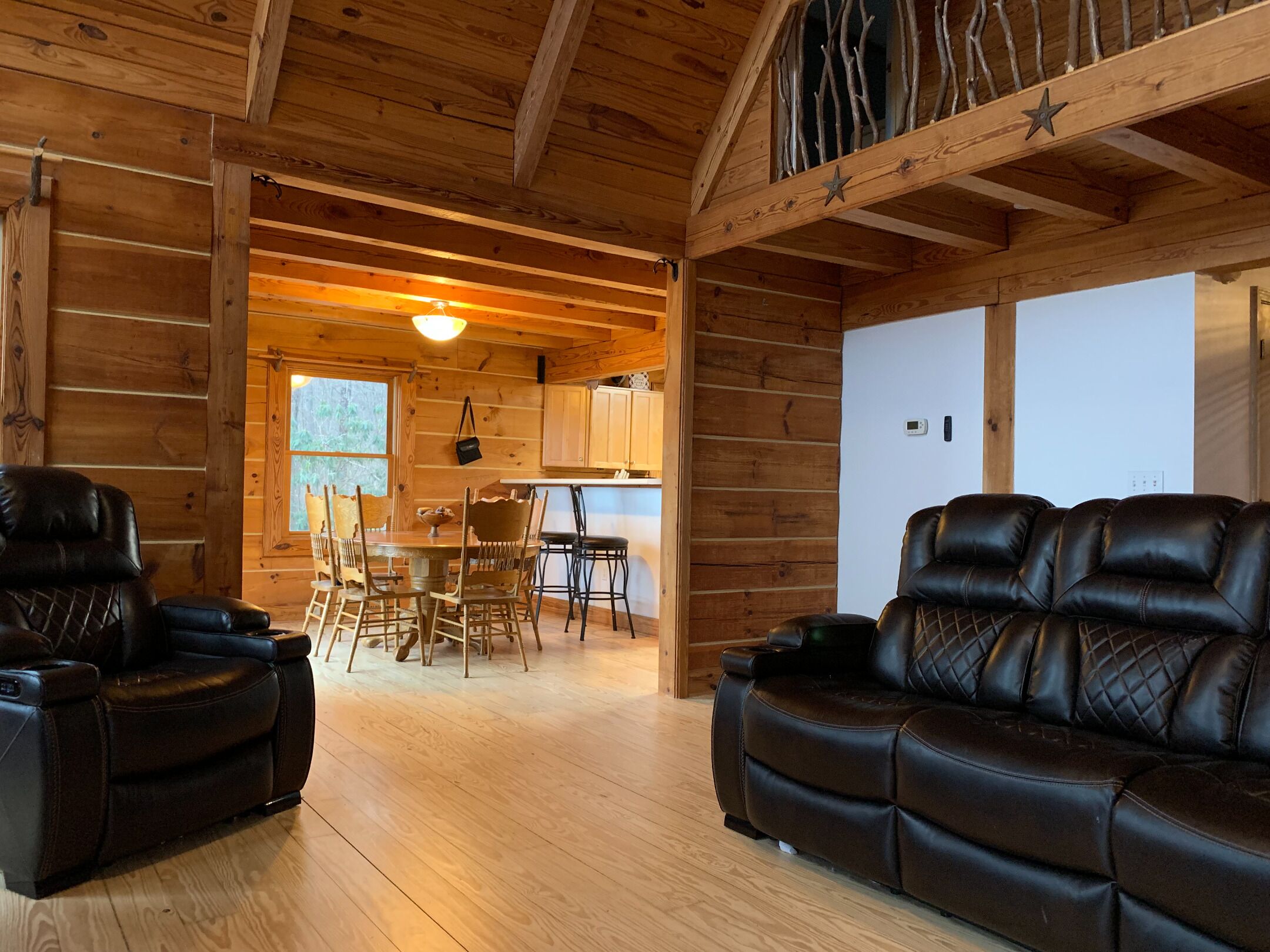Cabin, Mtn. Views, w/Hot Tub, Min’s to Asheville or Black Mtn., 3K SF 3 Story!!!