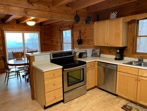 Fridge, microwave, oven, stovetop - Cabin, Mtn. Views, w/Hot Tub, Min’s to Asheville or Black Mtn., 3K SF 3 Story!!! (Swannanoa)