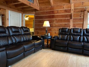 Smart TV, fireplace, video games, table tennis - Cabin, Mtn. Views, w/Hot Tub, Min’s to Asheville or Black Mtn., 3K SF 3 Story!!! (Swannanoa)