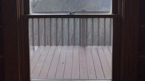 Una ventana con vista a un paisaje montañoso.