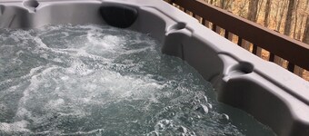 Cabin, Mtn. Views, w/Hot Tub, Min’s to Asheville or Black Mtn., 3K SF 3 Story!!!