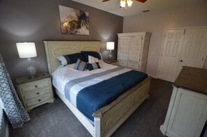 6 bedrooms, desk, iron/ironing board, travel crib - LAKESIDE VILLA, large remodelled 6 Bed villa overlooking a lake, total luxury (Davenport)