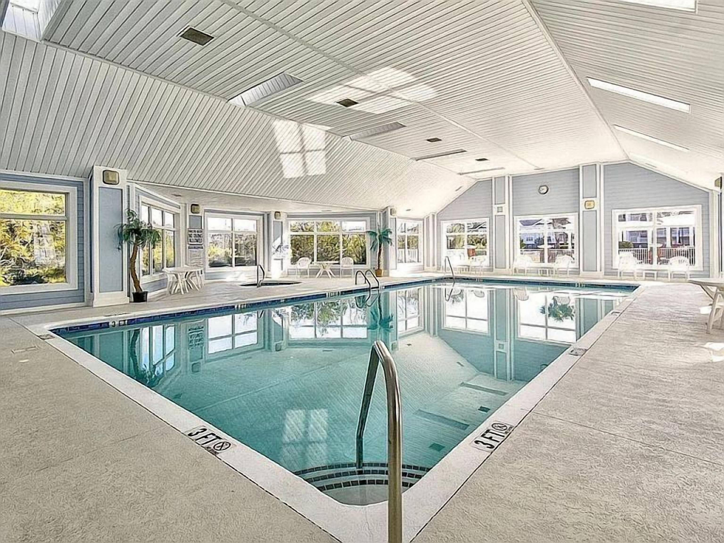 Una piscina cubierta