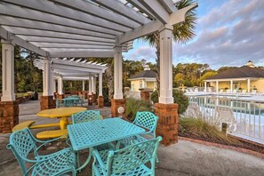 Outdoor dining - Tupelo Bay Unit 712 3 Bedroom 2 Bath Villa (Garden City)