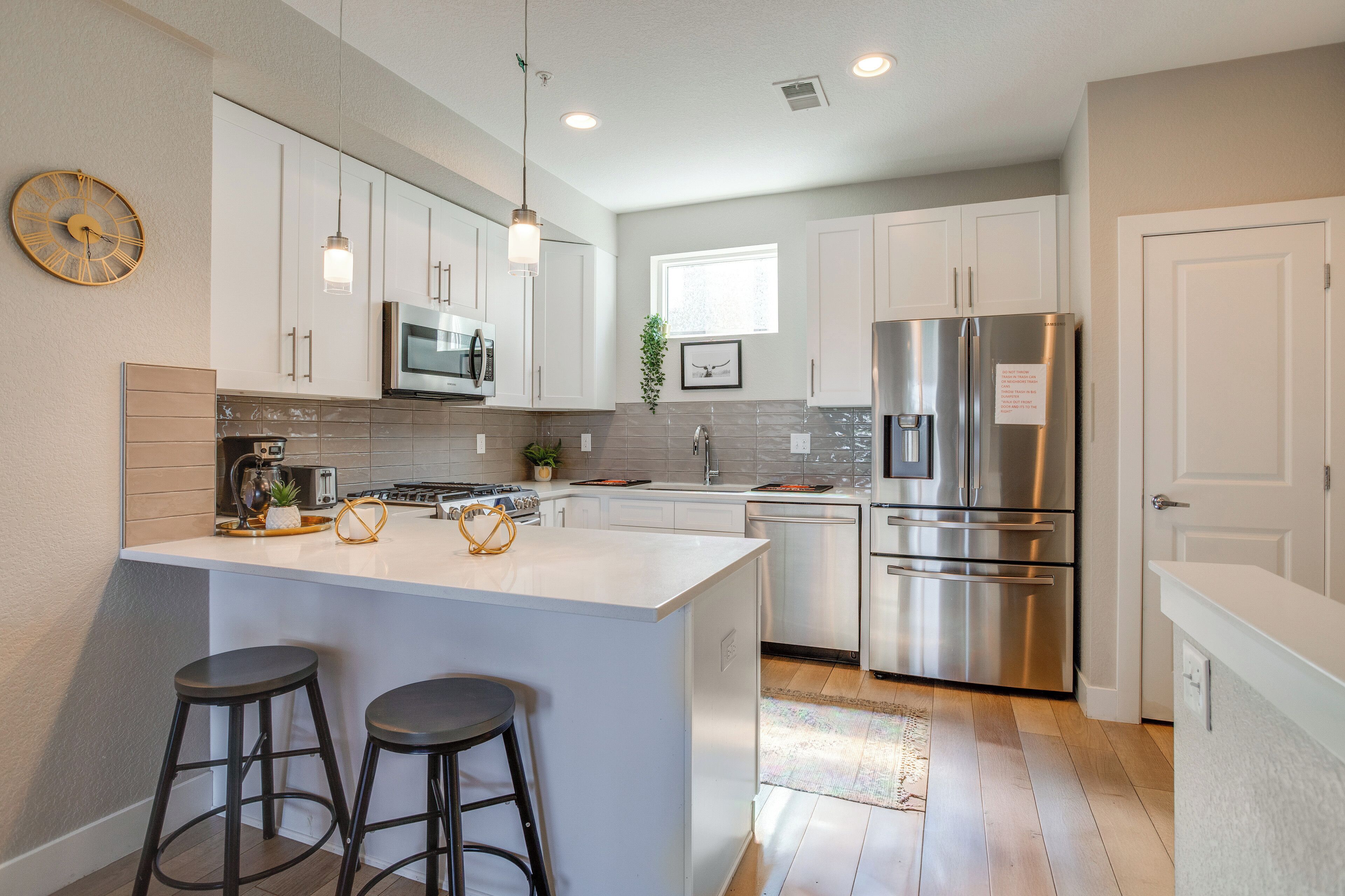 Fridge, microwave, stovetop, dishwasher