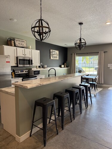 4 bedroom/4.5 bathroom/ 10 beds/ pets/ pool table