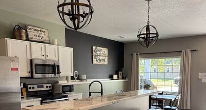 4 bedroom/4.5 bathroom/ 10 beds/ pets/ pool table