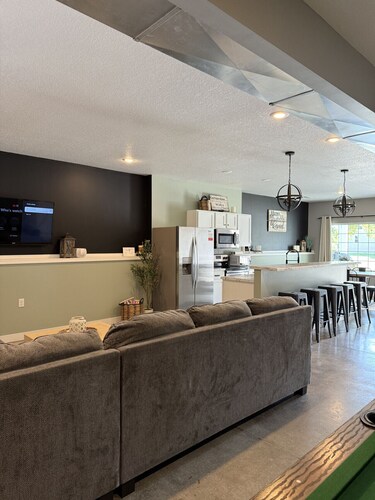 4 bedroom/4.5 bathroom/ 10 beds/ pets/ pool table