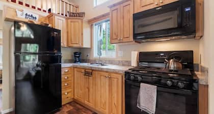 Tiny Home @ Mt. Rainier with hot tub, fireplace, and WiFi