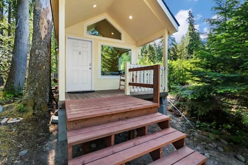 Tiny Home @ Mt. Rainier with hot tub, fireplace, and WiFi