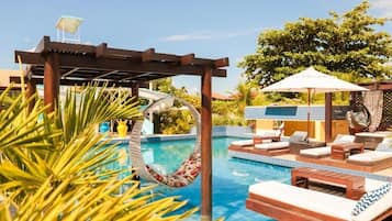 2 piscines extérieures, parasols de plage, chaises longues