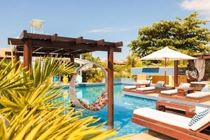 2 ulkouima-allasta, aurinkovarjoja, aurinkotuoleja