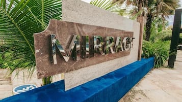 2 piscinas al aire libre, sombrillas, sillones reclinables de piscina