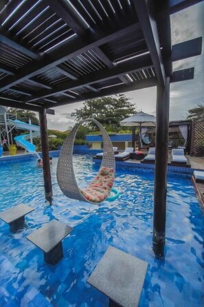2 piscinas al aire libre, sombrillas, sillones reclinables de piscina